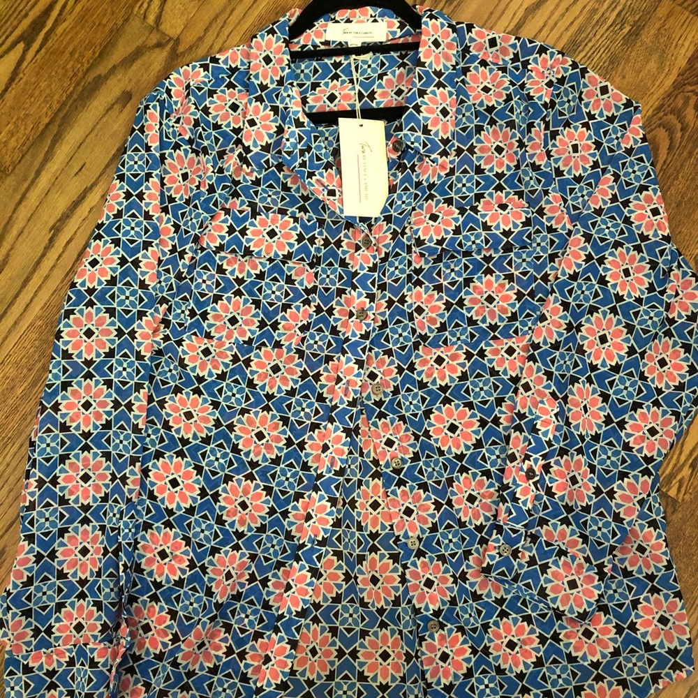 NWT Two by Vince Camuto blouse, geometric pattern